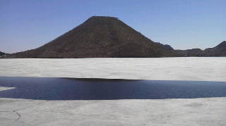 湖の氷がとけ始めました。