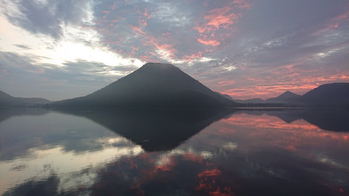 朝焼けの榛名湖